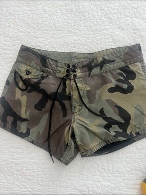 Birdwell Women's Board Shorts - Rare Camo Print Size 4